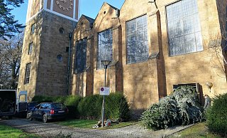 Der Weihnachtsbaum für die Auferstehungskirche klemmt. Mit vereinten Kräften ziehen und schieben die Kirchenmitarbeiter die sechs Meter hohe Nordmanntanne durch den Seiteneingang. - Ulf Hanke Der Weihnachtsbaum für die Auferstehungskirche klemmt. Mit vereinten Kräften ziehen und schieben die Kirchenmitarbeiter die sechs Meter hohe Nordmanntanne durch den Seiteneingang. - Ulf Hanke