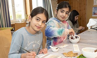 Sania (l., 8) und ihre Schwester Sandra (10) finden die Farben richtig cool - Sandra zermörsert Rosenblätter, Sania malt schon mit gefärbtem Wasser. - Jörg Dieckmann Sania (l., 8) und ihre Schwester Sandra (10) finden die Farben richtig cool - Sandra zermörsert Rosenblätter, Sania malt schon mit gefärbtem Wasser. - Jörg Dieckmann