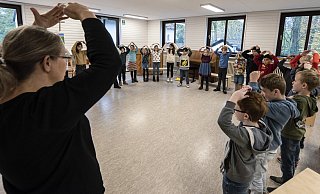 Viel Raum für Musik und Bewegung: Die Drittklässler mit Musiklehrerin Dagmar Strate beim Unterricht im Gemeindehaus. - Jörg Dieckmann Viel Raum für Musik und Bewegung: Die Drittklässler mit Musiklehrerin Dagmar Strate beim Unterricht im Gemeindehaus. - Jörg Dieckmann