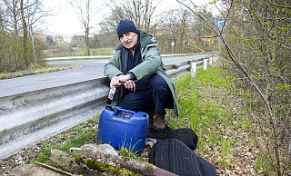 Die Brücke Am Schießstand ist ein Hotspot für Müll - der auch stark umweltgefährdend ist wie dieser 20-Liter-Kanister voll mit Altöl, den Thomas Winkenjohann in der Böschung entdeckt hat. - Jörg Dieckmann Die Brücke Am Schießstand ist ein Hotspot für Müll - der auch stark umweltgefährdend ist wie dieser 20-Liter-Kanister voll mit Altöl, den Thomas Winkenjohann in der Böschung entdeckt hat. - Jörg Dieckmann