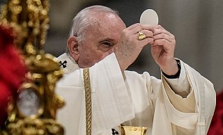 Papst Franziskus hält die Heiligabendmesse im Petersdom im Vatikan. - Foto: Alessandra Tarantino/AP/dpa Papst Franziskus hält die Heiligabendmesse im Petersdom im Vatikan. - Foto: Alessandra Tarantino/AP/dpa