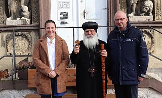 Der KIA-Kontaktbeamte Klaus Geiser (rechts), und die Extremismusbeauftrage der Kreispolizeibehörde Höxter, Franziska Seck, wurden von Bischof Damian im koptischen Kloster Brenkhausen empfangen. - Polizei Höxter Der KIA-Kontaktbeamte Klaus Geiser (rechts), und die Extremismusbeauftrage der Kreispolizeibehörde Höxter, Franziska Seck, wurden von Bischof Damian im koptischen Kloster Brenkhausen empfangen. - Polizei Höxter
