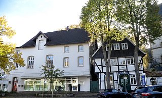 Die Immobilie Bahnhofstraße 1, in der sich die SB-Filiale der Deutschen Bank, eine Zahnarztpraxis sowie drei Mietwohnungen befinden, sucht einen neuen Besitzer. - Nicole Donath Die Immobilie Bahnhofstraße 1, in der sich die SB-Filiale der Deutschen Bank, eine Zahnarztpraxis sowie drei Mietwohnungen befinden, sucht einen neuen Besitzer. - Nicole Donath