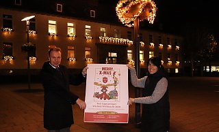 Bürgermeister Ulrich Lange und Asli Noyan, Leiterin des Stadtmarketings, werben für die erste Wichtel-Weihnacht in Bad Lippspringe. Das ist aber nur ein Teil des großen Weihnachtsprogramms. - Klaus Karenfeld Bürgermeister Ulrich Lange und Asli Noyan, Leiterin des Stadtmarketings, werben für die erste Wichtel-Weihnacht in Bad Lippspringe. Das ist aber nur ein Teil des großen Weihnachtsprogramms. - Klaus Karenfeld