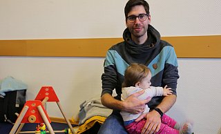 Tim Gebert (30) mit der kleinen Ida, die noch nicht ganz ein Jahr alt ist. - Lena Kley Tim Gebert (30) mit der kleinen Ida, die noch nicht ganz ein Jahr alt ist. - Lena Kley