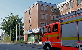 Einsatzfahrzeuge sind an der Riemekestraße in Bereitstellung gegangen. - Ralph Meyer Einsatzfahrzeuge sind an der Riemekestraße in Bereitstellung gegangen. - Ralph Meyer