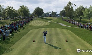 Abschlag zum neuen Golf-Videospiel von EA Sports, während Zuschauerinnen und Zuschauer den Golfplatz säumen und wir hoffen, dass unser Ball nicht in einem der Sandbunker landet. - EA Sports Abschlag zum neuen Golf-Videospiel von EA Sports, während Zuschauerinnen und Zuschauer den Golfplatz säumen und wir hoffen, dass unser Ball nicht in einem der Sandbunker landet. - EA Sports