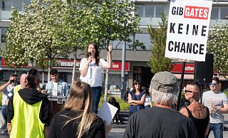 Anmelderin Anastasia Powolozki spricht zu den Teilnehmern ihrer Demo gegen die Corona-Beschränkungen, zu denen auch Reichsbürger gehören. Ein Teilnehmer hält Bil Gates für den Drahtzieher der Pandemie. - Christian Mathiesen Anmelderin Anastasia Powolozki spricht zu den Teilnehmern ihrer Demo gegen die Corona-Beschränkungen, zu denen auch Reichsbürger gehören. Ein Teilnehmer hält Bil Gates für den Drahtzieher der Pandemie. - Christian Mathiesen
