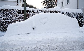 Auch am Mittwoch lagen in Bielefeld noch Autos unter einer dicken Schneedecke. - picture alliance/dpa Auch am Mittwoch lagen in Bielefeld noch Autos unter einer dicken Schneedecke. - picture alliance/dpa