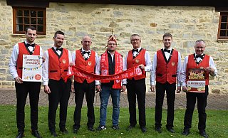 Der FCC-Vorstand mit dem amtierenden Prinzen (v. l.) Josef Scheffler, Matthias Stork, Franz Reutter, FCC-Prinz Kevin Schweins, Uwe Feddermann, Matthias Trusch und Matthias Mause freuen sich auf den Karnevals-Auftakt am 11.11. um 11.11 Uhr auf der Freitreppe des Patrimonialgerichts zu Fürstenberg. - Brigitta Wieskotten Der FCC-Vorstand mit dem amtierenden Prinzen (v. l.) Josef Scheffler, Matthias Stork, Franz Reutter, FCC-Prinz Kevin Schweins, Uwe Feddermann, Matthias Trusch und Matthias Mause freuen sich auf den Karnevals-Auftakt am 11.11. um 11.11 Uhr auf der Freitreppe des Patrimonialgerichts zu Fürstenberg. - Brigitta Wieskotten