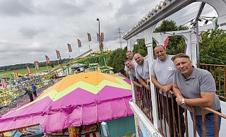 Die Schausteller Dennis Hartmann (von hinten), Andy Kohlwes, David Lüdtke, Bethel Thelen und Hans-Otto Bröckling. - Niklas Tüns Die Schausteller Dennis Hartmann (von hinten), Andy Kohlwes, David Lüdtke, Bethel Thelen und Hans-Otto Bröckling. - Niklas Tüns