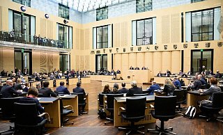 Nach dem Scheitern des Bürgergelds in der Länderkammer soll der Vermittlungsausschuss von Bundestag und Bundesrat bis Ende November eine Lösung finden. - Bernd von Jutrczenka/dpa Nach dem Scheitern des Bürgergelds in der Länderkammer soll der Vermittlungsausschuss von Bundestag und Bundesrat bis Ende November eine Lösung finden. - Bernd von Jutrczenka/dpa