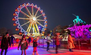 Zahlreiche Menschen fahren mit ihren Schlittschuhen auf einer Eisfläche auf dem Weihnachtsmarkt «Berliner Weihnachtszeit» am Roten Rathaus. - Monika Skolimowska/dpa Zahlreiche Menschen fahren mit ihren Schlittschuhen auf einer Eisfläche auf dem Weihnachtsmarkt «Berliner Weihnachtszeit» am Roten Rathaus. - Monika Skolimowska/dpa