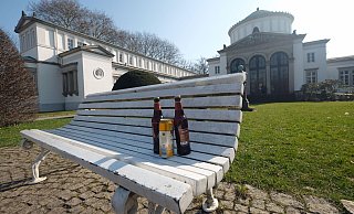 In Fußgängerzonen, verkehrsberuhigten Bereichen sowie auf allen öffentlichen Plätzen ist der Aufenthalt zum Genuss alkoholischer Getränke verboten, wenn hierdurch öffentliche Einrichtungen dem Gemeingebrauch entzogen werden, heißt es in der Neufassung der Ordnungsbehördlichen Verordnung. - Thorsten Gödecker In Fußgängerzonen, verkehrsberuhigten Bereichen sowie auf allen öffentlichen Plätzen ist der Aufenthalt zum Genuss alkoholischer Getränke verboten, wenn hierdurch öffentliche Einrichtungen dem Gemeingebrauch entzogen werden, heißt es in der Neufassung der Ordnungsbehördlichen Verordnung. - Thorsten Gödecker