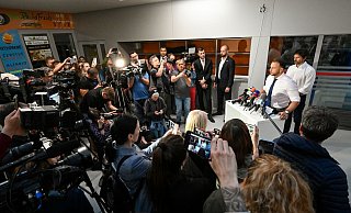 Innenminister Matus Sutaj Estok informiert auf einer Pressekonferenz. Das Attentat auf Fico hat nach Einschätzung der Regierung ein «klar politisches Motiv». - Denes Erdos/AP/dpa Innenminister Matus Sutaj Estok informiert auf einer Pressekonferenz. Das Attentat auf Fico hat nach Einschätzung der Regierung ein «klar politisches Motiv». - Denes Erdos/AP/dpa