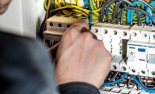 Ohne überhaupt einen Blick in den Sicherungskasten geworfen zu haben, rief der mutmaßliche Elektriker hohe Summen für aufwendige Reparaturen auf. Dabei war nur eine Sicherung durchgebrannt. - (Symbolbild): Pixabay Ohne überhaupt einen Blick in den Sicherungskasten geworfen zu haben, rief der mutmaßliche Elektriker hohe Summen für aufwendige Reparaturen auf. Dabei war nur eine Sicherung durchgebrannt. - (Symbolbild): Pixabay