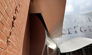 Beschädigt: Ein senkrechter Riss klafft in der Fassade des Gehry-Baus an der Goebenstraße. - Frank-Michael Kiel-Steinkamp Beschädigt: Ein senkrechter Riss klafft in der Fassade des Gehry-Baus an der Goebenstraße. - Frank-Michael Kiel-Steinkamp