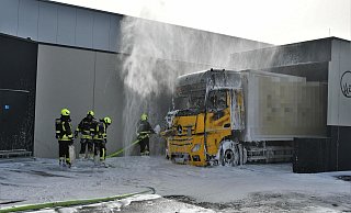 Die Einsatzkräfte konnten den Brand des Lkw am Montagmittag im rückwärtigen Bereich des Marktes schnell kontrollieren und löschen. - Raphael Athens Die Einsatzkräfte konnten den Brand des Lkw am Montagmittag im rückwärtigen Bereich des Marktes schnell kontrollieren und löschen. - Raphael Athens