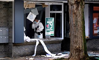 Am Tag nach der Geldautomaten-Sprengung im November wurden in der Filiale der Santander Bank an der Königstraße in Gütersloh aufwendig Spuren gesichert. - Andreas Frücht Am Tag nach der Geldautomaten-Sprengung im November wurden in der Filiale der Santander Bank an der Königstraße in Gütersloh aufwendig Spuren gesichert. - Andreas Frücht