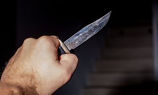 Lebensgefährlich: Immer wieder zücken vor allem junge Männer wegen Nichtigkeiten ihr Messer und setzen es auch ein. - picture alliance / Fotostand Lebensgefährlich: Immer wieder zücken vor allem junge Männer wegen Nichtigkeiten ihr Messer und setzen es auch ein. - picture alliance / Fotostand