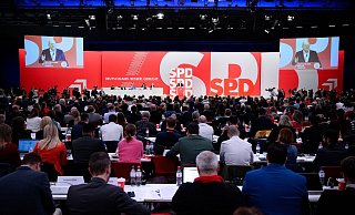 Es gibt zwei Dinge, die viele überrascht haben bei diesem Parteitag: Der kämpferische Auftritt des Kanzlers und die Disziplin der Delegierten. - Bernd von Jutrczenka/dpa Es gibt zwei Dinge, die viele überrascht haben bei diesem Parteitag: Der kämpferische Auftritt des Kanzlers und die Disziplin der Delegierten. - Bernd von Jutrczenka/dpa