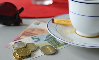 Die Rechnung, bitte: Allgemein empfohlen wird, zehn Prozent davon als Trinkgeld zu bezahlen. - Lena Henning Die Rechnung, bitte: Allgemein empfohlen wird, zehn Prozent davon als Trinkgeld zu bezahlen. - Lena Henning