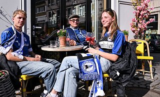 Gemütlich sitzen Bielefeld-Fans vor dem Spiel in der Sonne. - Teresa Kroeger Gemütlich sitzen Bielefeld-Fans vor dem Spiel in der Sonne. - Teresa Kroeger
