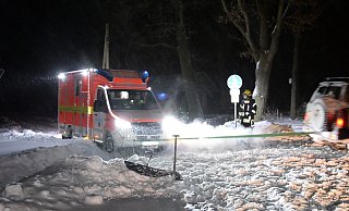 Die Feuerwehr befreite den feststeckenden RTW gemeinsam mit einem Anwohner. - Andreas Eickhoff Die Feuerwehr befreite den feststeckenden RTW gemeinsam mit einem Anwohner. - Andreas Eickhoff