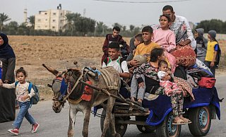 Palästinensische Familien fliehen aus Gaza und anderen Teilen des nördlichen Gazastreifens in Richtung der südlichen Gebiete. - Mohammed Talatene/dpa Palästinensische Familien fliehen aus Gaza und anderen Teilen des nördlichen Gazastreifens in Richtung der südlichen Gebiete. - Mohammed Talatene/dpa