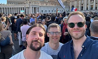 Julian Hebenbrock (v. l.), der Westenholzer Johannes Brucksch und Fabian Hartmann sind live auf dem Petersplatz dabei, als der neue Papst präsentiert wird. - Brucksch Julian Hebenbrock (v. l.), der Westenholzer Johannes Brucksch und Fabian Hartmann sind live auf dem Petersplatz dabei, als der neue Papst präsentiert wird. - Brucksch