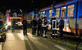 Schock am Sonntagabend: Ein Radler war an der Haltestelle Landgericht gegen die Stadtbahn gestoßen. - Christian Mathiesen Schock am Sonntagabend: Ein Radler war an der Haltestelle Landgericht gegen die Stadtbahn gestoßen. - Christian Mathiesen