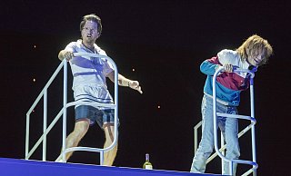 Lukas Graser (l.) und Jan Hille in dem Stück „Blackbird". - Philipp Ottendörfer Lukas Graser (l.) und Jan Hille in dem Stück „Blackbird". - Philipp Ottendörfer