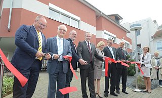 Das Band ist durchschnitten: Ende Oktober 2014 gaben Matthias Bracht (MKK; v. l.), Bernd Hachmann, Ernst-Wilhelm Rahe (SPD-Landtags-Mitglied), Ralf Niermann, Tanja Warda, Olaf Bornemeier (MKK) und Michael Fantini den Weg ins umgebaute Krankenhaus Rahden frei. - Joern Spreen-Ledebur Das Band ist durchschnitten: Ende Oktober 2014 gaben Matthias Bracht (MKK; v. l.), Bernd Hachmann, Ernst-Wilhelm Rahe (SPD-Landtags-Mitglied), Ralf Niermann, Tanja Warda, Olaf Bornemeier (MKK) und Michael Fantini den Weg ins umgebaute Krankenhaus Rahden frei. - Joern Spreen-Ledebur