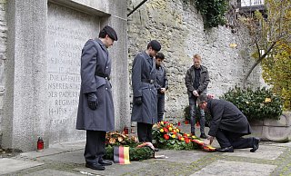 Am Mahnmal am Busdorfwall werden in Erinnerung an die Opfer von Krieg und Gewalt Kränze niedergelegt. - Viktoria Bartsch Am Mahnmal am Busdorfwall werden in Erinnerung an die Opfer von Krieg und Gewalt Kränze niedergelegt. - Viktoria Bartsch
