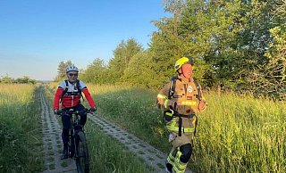 Willi Hoppe begleitet auf dem Rad einen der laufenden Feuerwehrleute beim Feuerwehr Grenzlauf 2022 an der ehemaligen deutsch-deutschen Grenze. - RMC Schloß Neuhaus Willi Hoppe begleitet auf dem Rad einen der laufenden Feuerwehrleute beim Feuerwehr Grenzlauf 2022 an der ehemaligen deutsch-deutschen Grenze. - RMC Schloß Neuhaus
