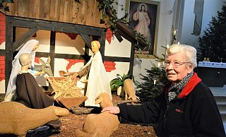 Den großen Stall, drei Schafe, Ochs und Esel hat vor etlichen Jahren der Mann von Küsterin Rosemarie Noske für die Krippe in der St.-Heinrich-Kirche in Sende gefertigt. Die Größe der Figuren ist das Besondere. - Karin Prignitz Den großen Stall, drei Schafe, Ochs und Esel hat vor etlichen Jahren der Mann von Küsterin Rosemarie Noske für die Krippe in der St.-Heinrich-Kirche in Sende gefertigt. Die Größe der Figuren ist das Besondere. - Karin Prignitz