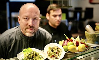 Links asiatisch, rechts mediterran - Lars Reddemann hat die Vielfalt der "Algella"-Nudel getestet und Neues für die Speisekarte kreiert. - Peter Unger Links asiatisch, rechts mediterran - Lars Reddemann hat die Vielfalt der "Algella"-Nudel getestet und Neues für die Speisekarte kreiert. - Peter Unger