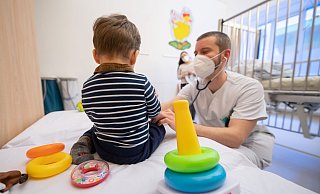 Ein Arzt untersucht in einer Kinderklinik ein Kind. - Sebastian Gollnow/dpa Ein Arzt untersucht in einer Kinderklinik ein Kind. - Sebastian Gollnow/dpa