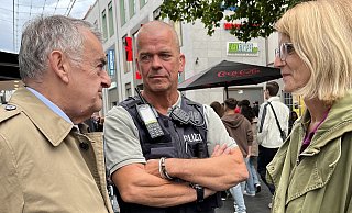 Besuch in Bielefeld: NRW-Innenminister Herbert Reul im Gespräch mit Soko-Leiter Lars Lorenz und Polizeipräsidentin Sandra Müller-Steinhauer in der Bahnhofstraße. - Polizei Besuch in Bielefeld: NRW-Innenminister Herbert Reul im Gespräch mit Soko-Leiter Lars Lorenz und Polizeipräsidentin Sandra Müller-Steinhauer in der Bahnhofstraße. - Polizei