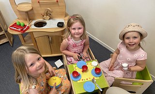 Hanna (5, von links), Mila und Lilli (beide 4) stoßen in der kleinen Kinderküche bei einem "Kaffeeklatsch" auf die neue Kita an. - Natalie Gottwald Hanna (5, von links), Mila und Lilli (beide 4) stoßen in der kleinen Kinderküche bei einem "Kaffeeklatsch" auf die neue Kita an. - Natalie Gottwald