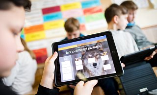 Mit der Anschaffung der iPads für alle Schülerinnen und Schüler wäre eine enorme Investition verbunden. - Symbolfoto: dpa Mit der Anschaffung der iPads für alle Schülerinnen und Schüler wäre eine enorme Investition verbunden. - Symbolfoto: dpa