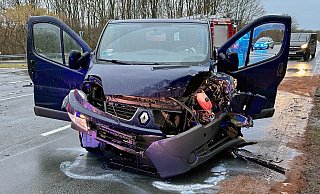Auf der Wewelsburger Straße (L751) kollidieren ein Kleintransporter und ein Kleinbus beim Abbiegen auf die L776. Dabei werden drei Insassen verletzt. - Ralph Meyer Auf der Wewelsburger Straße (L751) kollidieren ein Kleintransporter und ein Kleinbus beim Abbiegen auf die L776. Dabei werden drei Insassen verletzt. - Ralph Meyer