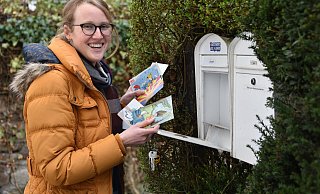 Annemarie Berghoff geht immer mit voller Vorfreude zu ihrem Briefkasten in Erwartung auf neue Karten - Thomas Kube Annemarie Berghoff geht immer mit voller Vorfreude zu ihrem Briefkasten in Erwartung auf neue Karten - Thomas Kube