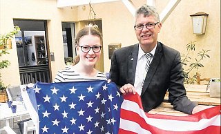 Von der heimischen Terrasse in dei große, weite Welt: Sophia Justus und Bundestagsabgeordneter Christian Haase halten die amerikanische Flagge. - Thorsten Justus Von der heimischen Terrasse in dei große, weite Welt: Sophia Justus und Bundestagsabgeordneter Christian Haase halten die amerikanische Flagge. - Thorsten Justus