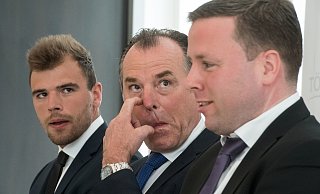 Robert Tönnies (rechts) ist es gelungen seinen "Wochenmarkt24" aus der medialen Schusslinie zu nehmen. Dagegen hat Onkel Clemens Tönnies (Mitte) erst kürzlich wieder seinem Herzensprojekt FC Schalke 04 mit einem öffentlichen Auftritt im Stadion geschadet. - picture alliance Robert Tönnies (rechts) ist es gelungen seinen "Wochenmarkt24" aus der medialen Schusslinie zu nehmen. Dagegen hat Onkel Clemens Tönnies (Mitte) erst kürzlich wieder seinem Herzensprojekt FC Schalke 04 mit einem öffentlichen Auftritt im Stadion geschadet. - picture alliance