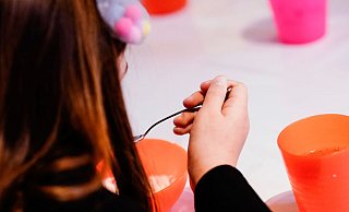 Ein Kind isst bei der Mannheimer Kindervesperkirche (Symbolbild). Laut Familienministerin Paus soll mit der Einführung der Kindergrundsicherung Kinderarmut in Deutschland effektiv bekämpft werden. - Uwe Anspach/dpa Ein Kind isst bei der Mannheimer Kindervesperkirche (Symbolbild). Laut Familienministerin Paus soll mit der Einführung der Kindergrundsicherung Kinderarmut in Deutschland effektiv bekämpft werden. - Uwe Anspach/dpa