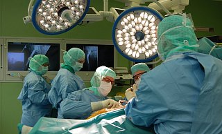 Zum 1. Januar können Knieoperationen nicht mehr an allen Kliniken durchgeführt werden. Unser Bild zeigt eine entsprechende OP in der Bad Oeynhausener Auguste-Viktoria-Klinik. - Mühlenkreiskliniken Zum 1. Januar können Knieoperationen nicht mehr an allen Kliniken durchgeführt werden. Unser Bild zeigt eine entsprechende OP in der Bad Oeynhausener Auguste-Viktoria-Klinik. - Mühlenkreiskliniken