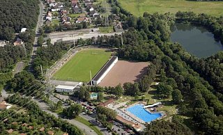 Das Hermann-Löns-Stadion mit seinem Sportgebäude (im Vordergrund links). - Birger Berbüsse Das Hermann-Löns-Stadion mit seinem Sportgebäude (im Vordergrund links). - Birger Berbüsse