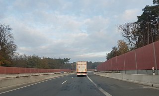 A33: Die Bodenwelle kurz vor der Abfahrt Halle-Zentrum in Fahrtrichtung Osnabrück - Uwe Pollmeier A33: Die Bodenwelle kurz vor der Abfahrt Halle-Zentrum in Fahrtrichtung Osnabrück - Uwe Pollmeier