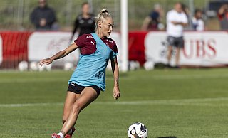 Alisha Lehmann und ihre Schweizer Kolleginnen hatten gegen die U15-Jungs des FC Luzern keine Chance. - Cyril Zingaro/KEYSTONE/dpa Alisha Lehmann und ihre Schweizer Kolleginnen hatten gegen die U15-Jungs des FC Luzern keine Chance. - Cyril Zingaro/KEYSTONE/dpa